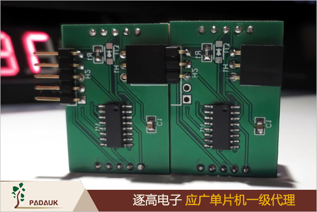 PADAUK PFS154-S16 微控制器應廣單片機開發(fā)案例 低成本微控制器將簡單的七段 LED 轉變?yōu)榭涉溄拥娘@示集群,該器件具有閃存和足夠的 I/O，無需多路復用即可控制 7 段顯示器,成本僅為 0.07 美元,比使用多個 WS2811 等替代方案更便宜